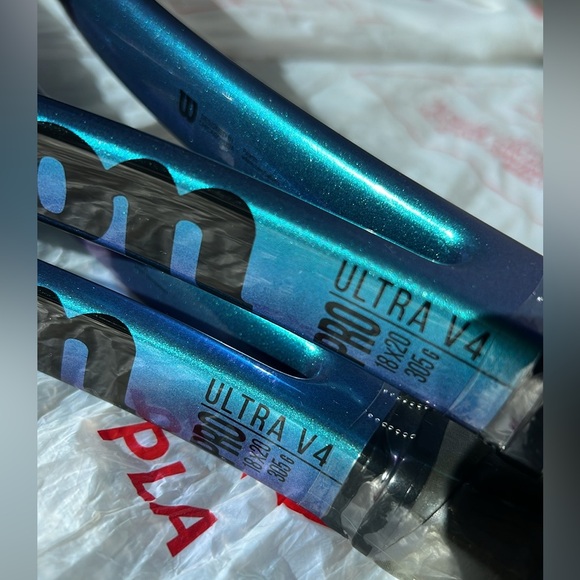 NWT Set of Wilson Ultra Pro 18x20 v4, Grip 2 - Picture 8 of 14